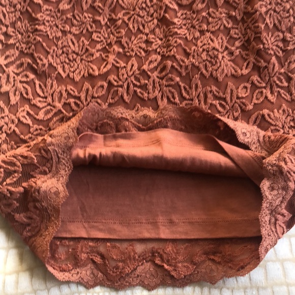NWT GORGEOUS COPPER LACE FITTED SKIRT. DRESS IT UP OR DOWN. SIZE SMALL. - Picture 4 of 5